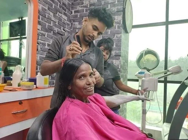 কোথাও গান শেখেননি রাণু। সব গান শুনে শুনে মুখস্থ, তাও হুবহু লতার গলা। মেয়েরা বিয়ের পর মাকে একা রেখে চলে গিয়েছিল। সেই রাণু মন্ডলের গাওয়া 'এক পেয়ার কা নাগমা' সোশ্যাল মিডিয়ায় ভাইরাল হওয়ার পর খুলে গেল ভাগ্য। রাতারাতি সেলেব হয়ে গেলেন রানাঘাটের স্টেশনের রাণু। এরপরই মেজো মেয়ে সাথী রায় ফিরে আসে তাঁর কাছে। আমূল বদলে যায় রাণুর জীবন। তাঁকে নিয়ে যাওয়া হল বিউটি পার্লারে। চুল স্ট্রেট করা হল, কালো রঙ করা হল, পরানো হল দামি শাড়ি। এখানেই শেষ নয়, 'সারেগামা' কোম্পানি তাঁদের ক্যারাভা উপহার দিল রাণুকে। কোথাও গান শেখেননি রাণু। সব গান শুনে শুনে মুখস্থ, তাও হুবহু লতার গলা। মেয়েরা বিয়ের পর মাকে একা রেখে চলে গিয়েছিল। সেই রাণু মন্ডলের গাওয়া 'এক পেয়ার কা নাগমা' সোশ্যাল মিডিয়ায় ভাইরাল হওয়ার পর খুলে গেল ভাগ্য। রাতারাতি সেলেব হয়ে গেলেন রানাঘাটের স্টেশনের রাণু। এরপরই মেজো মেয়ে সাথী রায় ফিরে আসে তাঁর কাছে। আমূল বদলে যায় রাণুর জীবন। তাঁকে নিয়ে যাওয়া হল বিউটি পার্লারে। চুল স্ট্রেট করা হল, কালো রঙ করা হল, পরানো হল দামি শাড়ি। এখানেই শেষ নয়, 'সারেগামা' কোম্পানি তাঁদের ক্যারাভা উপহার দিল রাণুকে।