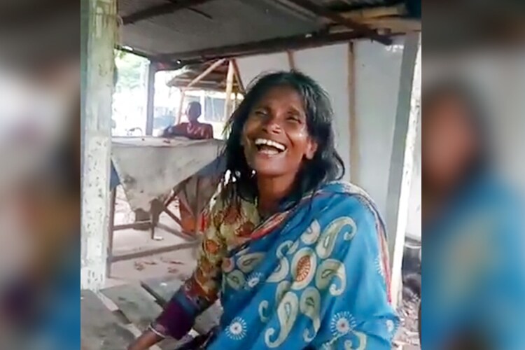 সম্প্রতি রাণুর ব্যপারে আরও একটি খবর শোনা গেল ৷ বলিউডের বিখ্যাত অভিনেতার বাড়িতে পরিচারিকার কাজ করতেন তিনি ৷ রানুর বিয়ে হয়েছিল বাবলু মণ্ডল নামের এক ব্যক্তির সঙ্গে ৷ বিয়ের পরেই পদবী বদলে মণ্ডল হয় রানুর ৷ সব ঠিকঠাকই চলছিল ৷ কিন্তু স্বামীর মৃত্যুর পরেই জীবন একেবারে বদলে যায় রানুর ৷ তিনি রানাঘাটে নিজের গ্রামে ফিরে আসেন ৷ খুবই দুঃখে-দারিদ্রে দিন কেটেছে তাঁর ৷ সম্প্রতি রাণুর ব্যপারে আরও একটি খবর শোনা গেল ৷ বলিউডের বিখ্যাত অভিনেতার বাড়িতে পরিচারিকার কাজ করতেন তিনি ৷ রানুর বিয়ে হয়েছিল বাবলু মণ্ডল নামের এক ব্যক্তির সঙ্গে ৷ বিয়ের পরেই পদবী বদলে মণ্ডল হয় রানুর ৷ সব ঠিকঠাকই চলছিল ৷ কিন্তু স্বামীর মৃত্যুর পরেই জীবন একেবারে বদলে যায় রানুর ৷ তিনি রানাঘাটে নিজের গ্রামে ফিরে আসেন ৷ খুবই দুঃখে-দারিদ্রে দিন কেটেছে তাঁর ৷