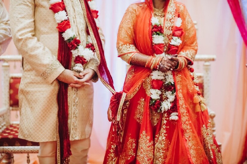 তবে মধ্যপ্রদেশে একটি অন্য ঘটনা প্রকাশ্যে এসেছে ৷ একটি আদিবাসী অধ্যুষিত এলাকায় বিয়ে করল বরপক্ষকে কনেপক্ষকে টাকা দিতে হয় ৷ প্রতীকী ছবি ৷