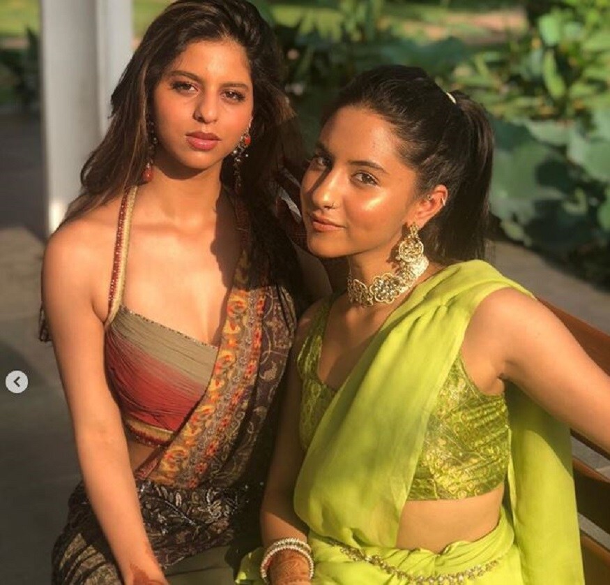দুই ভাই আরিয়ান ও আবরামের হাতে রাখি বেঁধে দিয়েছেন আলিয়া৷ সুহানা নেই মুম্বইয়ে তাই এই দায়িত্ব তুলে নিয়েছেন তিনিই৷ দুই ভাই আরিয়ান ও আবরামের হাতে রাখি বেঁধে দিয়েছেন আলিয়া৷ সুহানা নেই মুম্বইয়ে তাই এই দায়িত্ব তুলে নিয়েছেন তিনিই৷