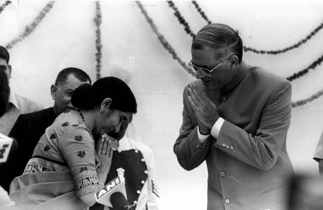 ১২ অক্টোবর ১৯৮৮ সালে দিল্লির মখ্যমন্ত্রী পদে শপথগ্রহণের পর সুষমা স্বরাজকে অভিনন্দন জানাচ্ছেন রাজ্যপাল বিজয় কুমার ৷ ১২ অক্টোবর ১৯৮৮ সালে দিল্লির মখ্যমন্ত্রী পদে শপথগ্রহণের পর সুষমা স্বরাজকে অভিনন্দন জানাচ্ছেন রাজ্যপাল বিজয় কুমার ৷