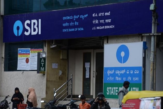 দেশের সবচেয়ে বড় সরকারি ব্যাঙ্ক স্টেট ব্যাঙ্ক অফ ইন্ডিয়া এটিএম কার্ড থেকে ক্যাশ তোলার নিয়ম বদলাতে চলেছে ৷ সূত্রের খবর অনুযায়ী, ব্যাঙ্ক ইতিমধ্যেই এই বিষয়ে কাজ শুরু করে দিয়েছেন ৷ ব্যাঙ্ক ফ্রেড থেকে গ্রাহকদের বাঁচানোর জন্য স্টেট ব্যাঙ্ক এই পদক্ষেপ নিয়েছে ৷ গত কয়েকদিনে কানাড়া ব্যাঙ্কও ক্যাশ তোলার নিয়মে বদল করেছিল ৷ কানাড়া ব্যাঙ্কের গ্রাহকদের ১০ হাজার টাকার বেশি তোলার জন্য ওটিপি দিতে হবে ৷ দেশের সবচেয়ে বড় সরকারি ব্যাঙ্ক স্টেট ব্যাঙ্ক অফ ইন্ডিয়া এটিএম কার্ড থেকে ক্যাশ তোলার নিয়ম বদলাতে চলেছে ৷ সূত্রের খবর অনুযায়ী, ব্যাঙ্ক ইতিমধ্যেই এই বিষয়ে কাজ শুরু করে দিয়েছেন ৷ ব্যাঙ্ক ফ্রেড থেকে গ্রাহকদের বাঁচানোর জন্য স্টেট ব্যাঙ্ক এই পদক্ষেপ নিয়েছে ৷ গত কয়েকদিনে কানাড়া ব্যাঙ্কও ক্যাশ তোলার নিয়মে বদল করেছিল ৷ কানাড়া ব্যাঙ্কের গ্রাহকদের ১০ হাজার টাকার বেশি তোলার জন্য ওটিপি দিতে হবে ৷