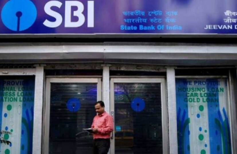 অনলাইন লেনদেনের ক্ষেত্রে পেমেন্ট যে গ্রাহক নিজেই করছেন সেটা নিশ্চিত করতে ওটিপি পরিষেবা চালু করতে চলেছে ব্যাঙ্ক ৷ পাশাপাশি গ্রাহকদের ওটিপি অন্য কারোর সঙ্গে শেয়ার করতে নিষেধ করা হয়েছে ৷ 