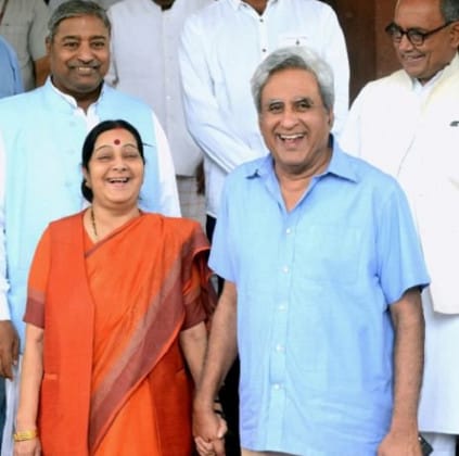 সুষমা স্বরাজের বিয়ে ১৩ জুলাই ১৯৭৫ সালে হয় ৷ দু’বছর আগে স্বামী সঙ্গে সুষমার একটি ছবি ভাইরাল হয়েছিল ৷ সংসদের চত্বরে স্বামীর হাত ধরে দাঁড়িয়ে ছিলেন সুষমা ৷ সুষমা ট্যুইটে লিখেছিলেন,‘বহু বছর পর আজ সংসদ চত্বরে ‘গর্ভনর স্বরাজ’ এর সঙ্গে দেখা হওয়ার সুযোগ মিলল ৷ ’ সুষমা স্বরাজের স্বামী ১৯৯০ থেকে ১৯৯৩ পর্যন্ত মিজোরামের রাজ্যপাল ছিলেন ৷ সুষমা স্বরাজের বিয়ে ১৩ জুলাই ১৯৭৫ সালে হয় ৷ দু’বছর আগে স্বামী সঙ্গে সুষমার একটি ছবি ভাইরাল হয়েছিল ৷ সংসদের চত্বরে স্বামীর হাত ধরে দাঁড়িয়ে ছিলেন সুষমা ৷ সুষমা ট্যুইটে লিখেছিলেন,‘বহু বছর পর আজ সংসদ চত্বরে ‘গর্ভনর স্বরাজ’ এর সঙ্গে দেখা হওয়ার সুযোগ মিলল ৷ ’ সুষমা স্বরাজের স্বামী ১৯৯০ থেকে ১৯৯৩ পর্যন্ত মিজোরামের রাজ্যপাল ছিলেন ৷
