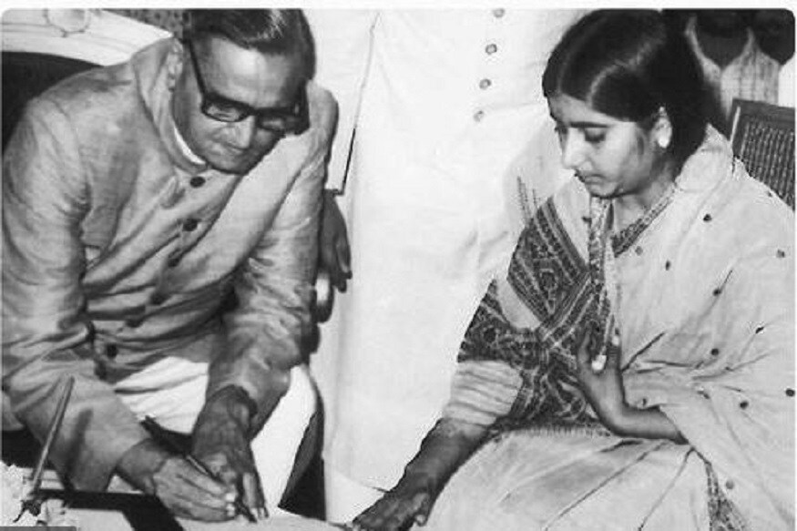 তবে তার আগেই রাজনৈতি জীবনে প্রবেশ করেন তিনি৷ ১৯৭০-এ অখিল ভারতীয় বিদ্যা পরিষদের সদস্য হিসেবে যোগদান করেন সুষমা৷ Photo Collected তবে তার আগেই রাজনৈতি জীবনে প্রবেশ করেন তিনি৷ ১৯৭০-এ অখিল ভারতীয় বিদ্যা পরিষদের সদস্য হিসেবে যোগদান করেন সুষমা৷ Photo Collected