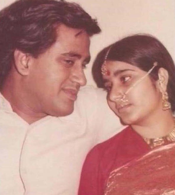 • স্বামী স্বরাজ কৌশলের সঙ্গে প্রেমের সূত্রপাত কলেজে পড়ার সময় থেকেই ৷ দু’জনে একই সঙ্গে সুপ্রিম কোর্টে প্র্যাকটিস শুরু করেছিলেন ৷ দুই বাড়ির প্রবল আপত্তি সত্ত্বেও ১৯৭৩-এ বিয়ে করেন সুষমা ও স্বরাজ ৷ • স্বামী স্বরাজ কৌশলের সঙ্গে প্রেমের সূত্রপাত কলেজে পড়ার সময় থেকেই ৷ দু’জনে একই সঙ্গে সুপ্রিম কোর্টে প্র্যাকটিস শুরু করেছিলেন ৷ দুই বাড়ির প্রবল আপত্তি সত্ত্বেও ১৯৭৩-এ বিয়ে করেন সুষমা ও স্বরাজ ৷