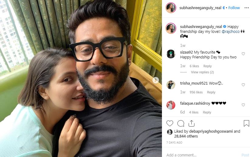 কাণ্ডটা একটু বিশদে বলা যাক বরং ৷ বিয়ের পর সিনেমায় প্রায় দেখাই যাচ্ছিল না শুভশ্রীকে ৷ তবে নিজেকে অল্প স্বল্প করে তৈরি করছিলেন বাড়িতেই ৷ মেপে নিয়েছিলেন ফিটনেস ফান্ডাও ৷ Photo: Instagram কাণ্ডটা একটু বিশদে বলা যাক বরং ৷ বিয়ের পর সিনেমায় প্রায় দেখাই যাচ্ছিল না শুভশ্রীকে ৷ তবে নিজেকে অল্প স্বল্প করে তৈরি করছিলেন বাড়িতেই ৷ মেপে নিয়েছিলেন ফিটনেস ফান্ডাও ৷ Photo: Instagram