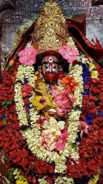 প্রতি শুক্রবার জবা ফুল নিবেদন করে এক মনে মায়ের পুজো করলে গোটা বাড়িতে পজেটিভ শক্তির মাত্রা এতটাই বৃদ্ধি পায় যে, বাস্তু দোষ কাটতে সময় লাগে না। সেই সঙ্গে সুখের ঝাঁপিও ভরে ওঠে। সুখ-সমৃদ্ধির ছোঁয়া লাগে পরিবারে। প্রিয় জনেদের সঙ্গে কোনও ধরনের ঝামেলা বা কলহে জড়িয়ে পড়ার আশঙ্কা যায় কমে।