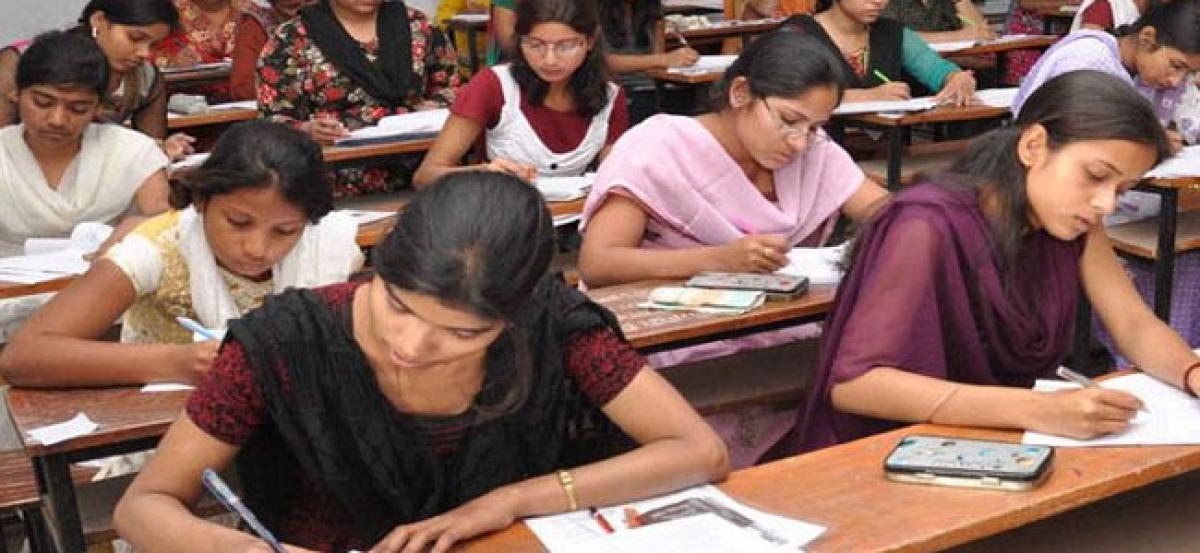 যদিও চার্জশিটে কলকাতা পুলিশের দাবি ছিল, প্রশ্ন ছড়িয়ে গেলেও, তার প্রভাব পরীক্ষা হলের মধ্যে পড়েনি। কারণ, অনেক আগেই পরীক্ষার্থীদের হলে ঢুকতে নির্দেশ দেওয়া হয়েছিল।দীর্ঘ সওয়াল জবাবের পর গত বছর সেপ্টেম্বর মাসে শেষ হয় টেট মামলার শুনানি। তারও সাড়ে দশ মাস পর রায় ঘোষণায় কলকাতা পুলিশের চার্জশিটকেই মান্যতা দিয়েছে হাইকোর্ট। বিচারপতি অরিজিৎ বন্দ্যোপাধ্যায়ের পর্যবেক্ষণে প্রশ্ন ফাঁসে সিবিআই তদন্তের আবেদন খারিজ করা হয়। যদিও চার্জশিটে কলকাতা পুলিশের দাবি ছিল, প্রশ্ন ছড়িয়ে গেলেও, তার প্রভাব পরীক্ষা হলের মধ্যে পড়েনি। কারণ, অনেক আগেই পরীক্ষার্থীদের হলে ঢুকতে নির্দেশ দেওয়া হয়েছিল।দীর্ঘ সওয়াল জবাবের পর গত বছর সেপ্টেম্বর মাসে শেষ হয় টেট মামলার শুনানি। তারও সাড়ে দশ মাস পর রায় ঘোষণায় কলকাতা পুলিশের চার্জশিটকেই মান্যতা দিয়েছে হাইকোর্ট। বিচারপতি অরিজিৎ বন্দ্যোপাধ্যায়ের পর্যবেক্ষণে প্রশ্ন ফাঁসে সিবিআই তদন্তের আবেদন খারিজ করা হয়।