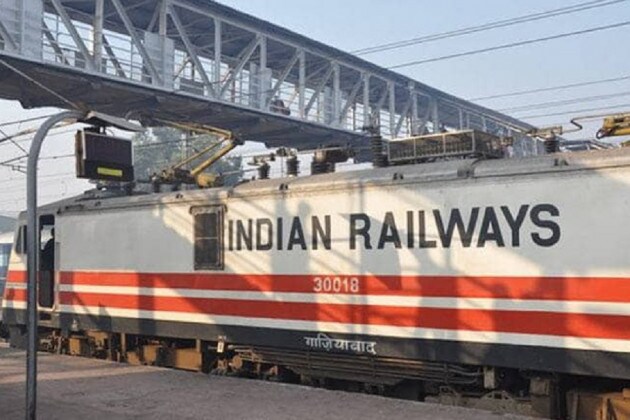 IRCTC অনলাইন বুকিং সেবা থেকে প্রতিদিন প্রায় ৭ লক্ষ মানুষ টিকিট বুকিং করেন ৷ এখান থেকে বছরে প্রায় ৫০০ কোটি টাকা আয় করে রেল ৷ IRCTC অনলাইন বুকিং সেবা থেকে প্রতিদিন প্রায় ৭ লক্ষ মানুষ টিকিট বুকিং করেন ৷ এখান থেকে বছরে প্রায় ৫০০ কোটি টাকা আয় করে রেল ৷