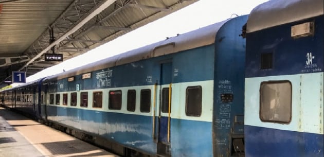 এই ট্রেনে যাত্রা করার জন্য যাত্রীদের অন্য ট্রেনের তুলনায় টিকিটের জন্য বেশি টাকা দিতে হবে ৷ অন্য ট্রেনের তুলনায় স্লিপার ক্লাসে ১০০ টাকা ও 3AC ক্লাসে প্রায় ২৭৫ টাকা বেশি দিতে হবে ৷ এই ট্রেনে যাত্রা করার জন্য যাত্রীদের অন্য ট্রেনের তুলনায় টিকিটের জন্য বেশি টাকা দিতে হবে ৷ অন্য ট্রেনের তুলনায় স্লিপার ক্লাসে ১০০ টাকা ও 3AC ক্লাসে প্রায় ২৭৫ টাকা বেশি দিতে হবে ৷