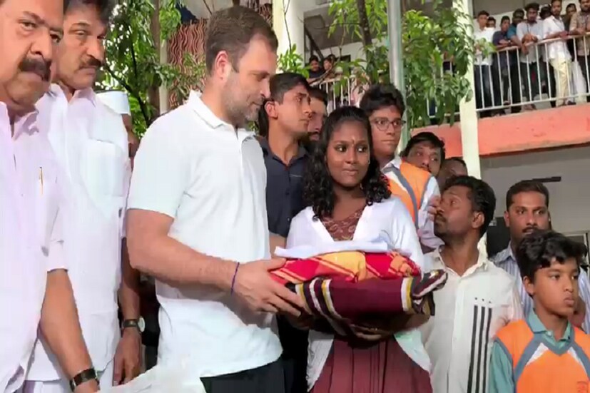 বন্যা দুর্গতদের সঙ্গে কাটাচ্ছেন কিছুটা সময় ৷ ত্রাম সামগ্রী নিজের হাতে তুলে দিচ্ছেন দুর্গতদের ৷ নিজস্ব ছবি ৷