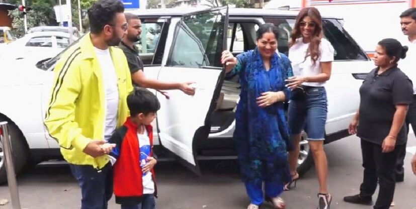 স্বামী, ছেলে ও মায়ের সঙ্গে শপিং করতে মুম্বইয়ের একটি জনপ্রিয় মলে এসেছিলেন শিল্পা।