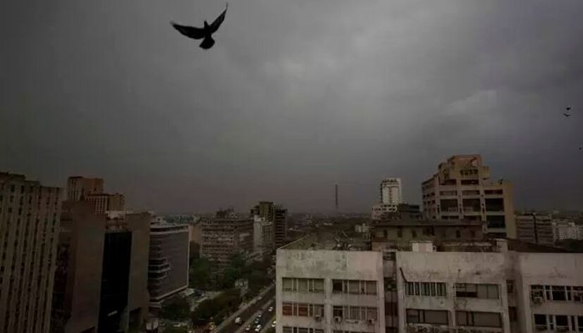 আবহাওয়া অফিসের পূর্বাভাস অনুযায়ী, আগামী ২-৩ ঘণ্টার মধ্যেই কলকাতাসহ দক্ষিণবঙ্গে হালকা থেকে মাঝারি বৃষ্টি হতে পারে ৷ 