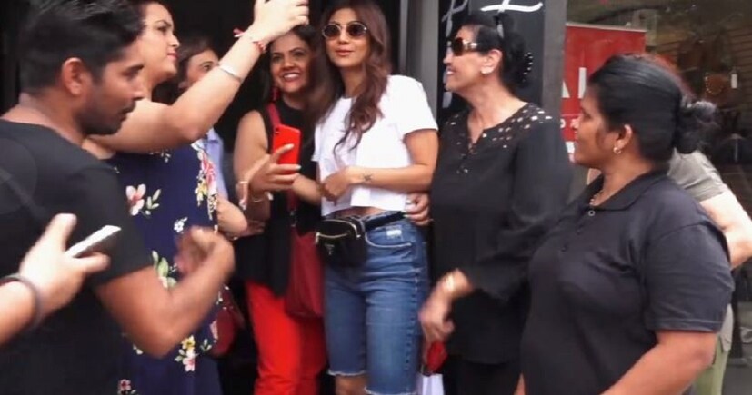 তবে, সুন্দরভাবে পরিস্থিতি সামলে নেন শিল্পা। ফ্যানেদের সঙ্গে দেদার সেলফিও তোলেন। 