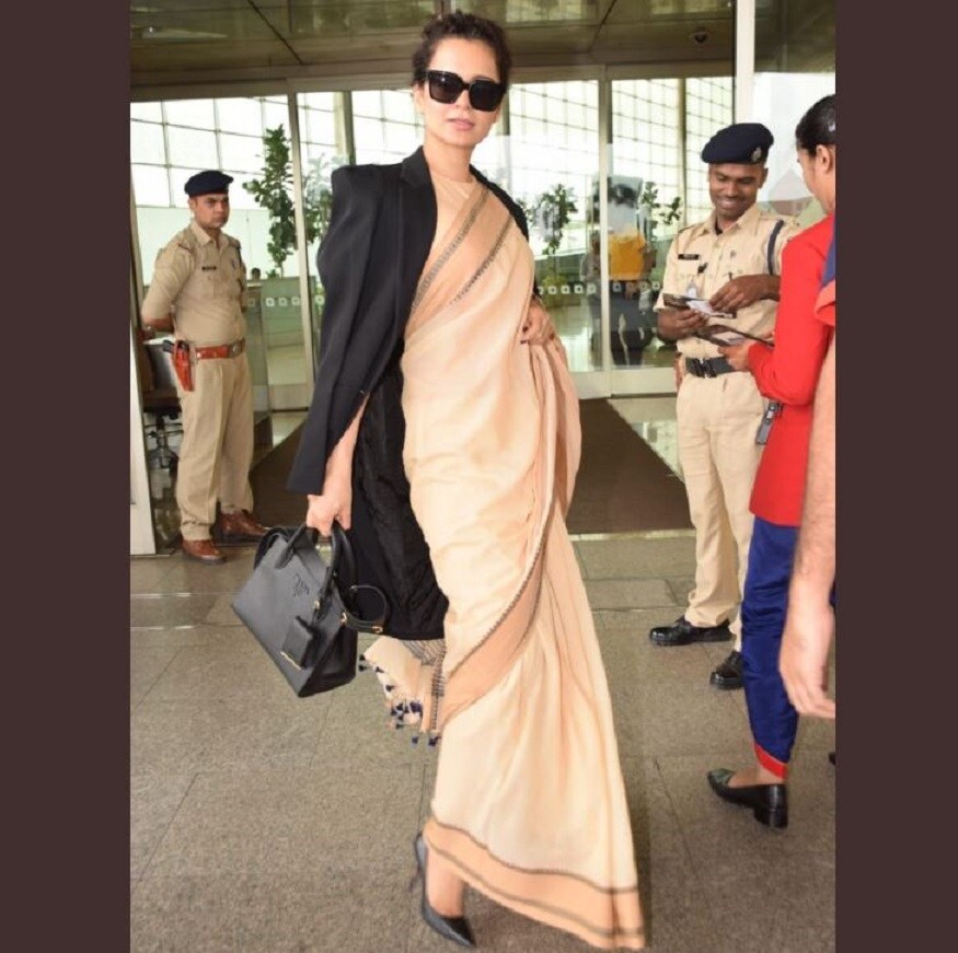 আর এটা কোনও প্রচারের চমক নয়৷ নিজের পছন্দে এমন শাড়ি পরলেন নায়িকা৷ কলকাতা থেকে এই শাড়ি কিনেছেন নায়িকা৷ এবং তিনি নিজেও বেশ অবাক হয়ে গিয়েছেন যে এত কম দামে এমন শাড়ি পাওয়া যায়৷ বলেছেন কঙ্গণার বোন৷ Phpto Courtesy: Twitter আর এটা কোনও প্রচারের চমক নয়৷ নিজের পছন্দে এমন শাড়ি পরলেন নায়িকা৷ কলকাতা থেকে এই শাড়ি কিনেছেন নায়িকা৷ এবং তিনি নিজেও বেশ অবাক হয়ে গিয়েছেন যে এত কম দামে এমন শাড়ি পাওয়া যায়৷ বলেছেন কঙ্গণার বোন৷ Phpto Courtesy: Twitter