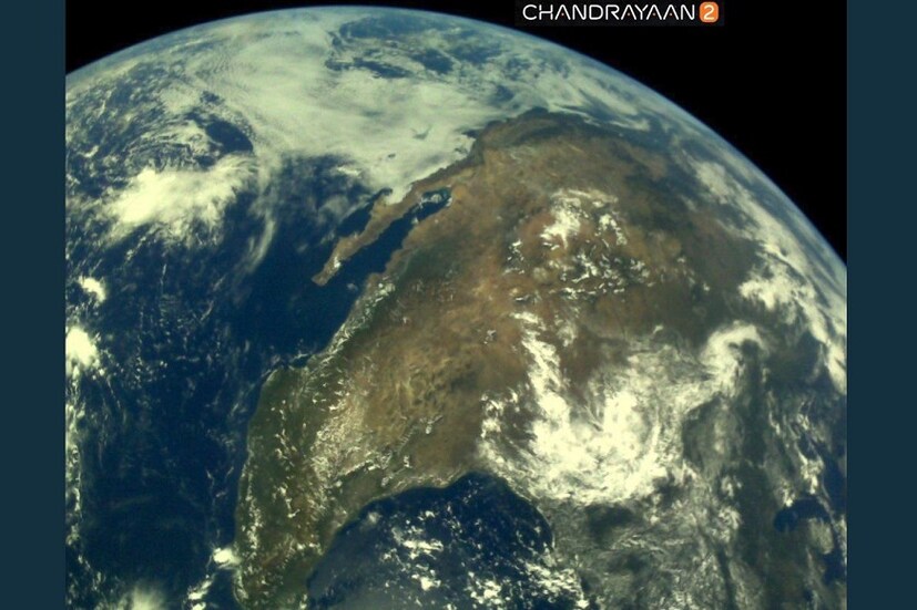  চন্দ্রযানের তোলা ৫টি অনবদ্য ছবি আপাতত সামনে এসেছে৷ বিক্রম ল্যান্ডারের বিশেষ ক্যামেরায় তোলা হয়েছে ছবিগুলি৷ ছবি প্রকাশের সঙ্গে জানানো হয়েছে যে পরিকল্পনা মতো সবকিছুই স্বাভাবিক গতিতেই চলছে৷ Photo Courtesy: Twitter 