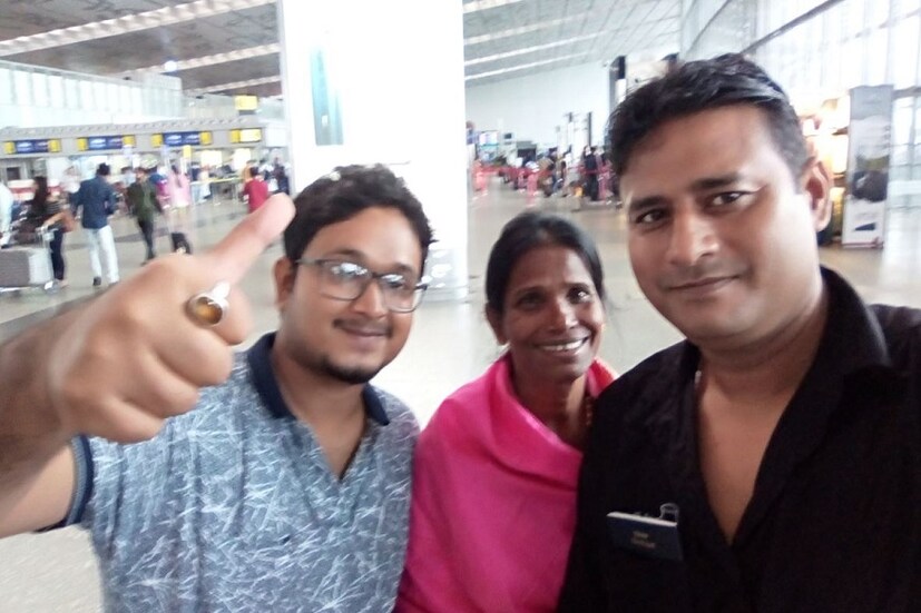 আপাতত রাণু মণ্ডলের সঙ্গে অতীন্দ্রও খুব ব্যস্ত৷ রাণুর সঙ্গে যোগাযোগের জন্য তাকেই ফোন করছেন সকলে৷ সত্যিই তো অতীন্দ্র না থাকলে রাণু মণ্ডল আজ ভাইরাল হতেন না৷  Photo Courtesy: Facebook