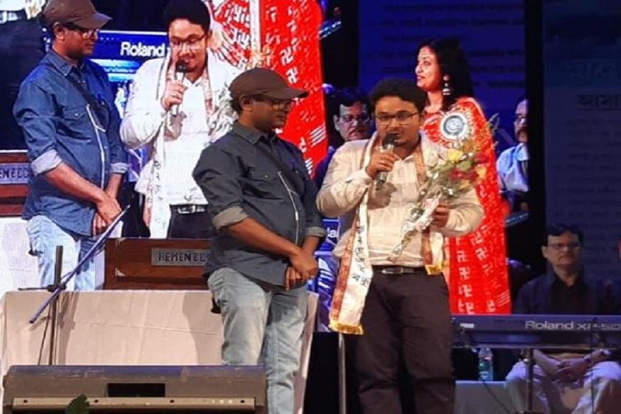 সকলের একটাই প্রশ্ন করেন অতীন্দ্রকে যে কীভাবে প্রিয় রাণুদি খুঁজে পেলেন তিনি? Photo Courtesy: Facebook সকলের একটাই প্রশ্ন করেন অতীন্দ্রকে যে কীভাবে প্রিয় রাণুদি খুঁজে পেলেন তিনি? Photo Courtesy: Facebook