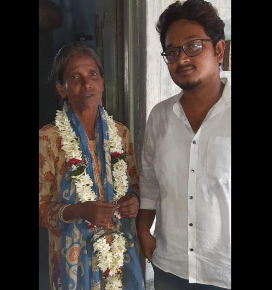 নাম অতীন্দ্র চক্রবর্তী৷ ইঞ্জিনিয়ার৷ এর সঙ্গে জ্যোতিষ শাস্ত্রে আগ্রহ রয়েছে তার৷ হয়ত ভাগ্য গণনা করেই তিনি বুঝেছিলেন যে রাণুর ভাগ্যের চাকা ঘুরবে!Photo Courtesy: Facebook নাম অতীন্দ্র চক্রবর্তী৷ ইঞ্জিনিয়ার৷ এর সঙ্গে জ্যোতিষ শাস্ত্রে আগ্রহ রয়েছে তার৷ হয়ত ভাগ্য গণনা করেই তিনি বুঝেছিলেন যে রাণুর ভাগ্যের চাকা ঘুরবে!Photo Courtesy: Facebook