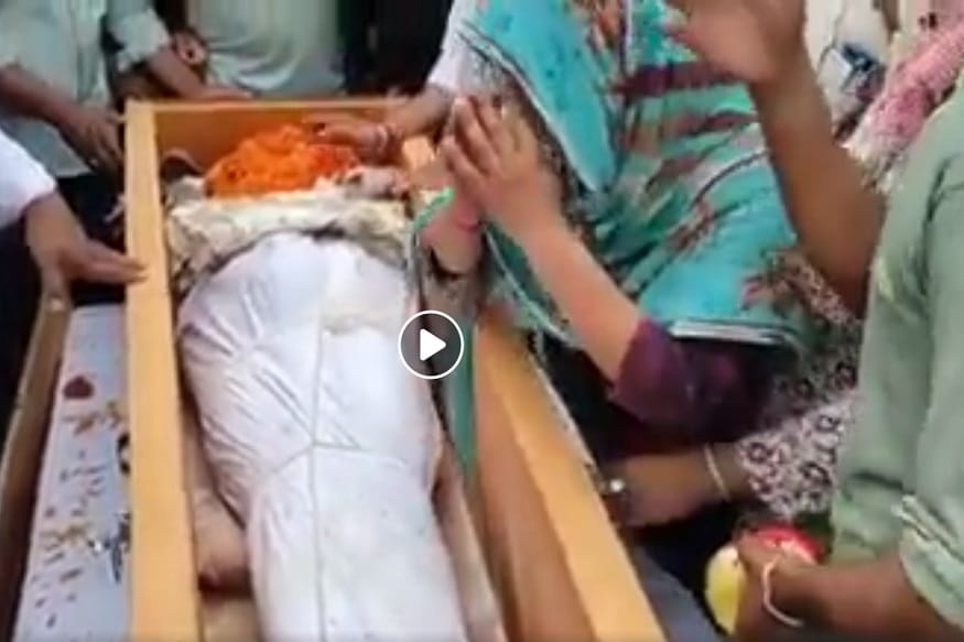 বোনেরা ভাইয়ের মঙ্গল কামনায় ভাইয়ের আয়ু যাতে দীর্ঘ হয়, সেই কারণে ভাইয়ের হাতে রাখী পরিয়ে যমের দুয়ারে কাঁটা দেন বোনেরা ৷ ছবি সৌজন্যে ফেসবুক ৷ বোনেরা ভাইয়ের মঙ্গল কামনায় ভাইয়ের আয়ু যাতে দীর্ঘ হয়, সেই কারণে ভাইয়ের হাতে রাখী পরিয়ে যমের দুয়ারে কাঁটা দেন বোনেরা ৷ ছবি সৌজন্যে ফেসবুক ৷