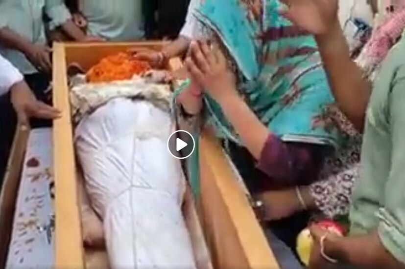 বোনেরা ভাইয়ের মঙ্গল কামনায় ভাইয়ের আয়ু যাতে দীর্ঘ হয়, সেই কারণে ভাইয়ের হাতে রাখী পরিয়ে যমের দুয়ারে কাঁটা দেন বোনেরা ৷ ছবি সৌজন্যে ফেসবুক ৷