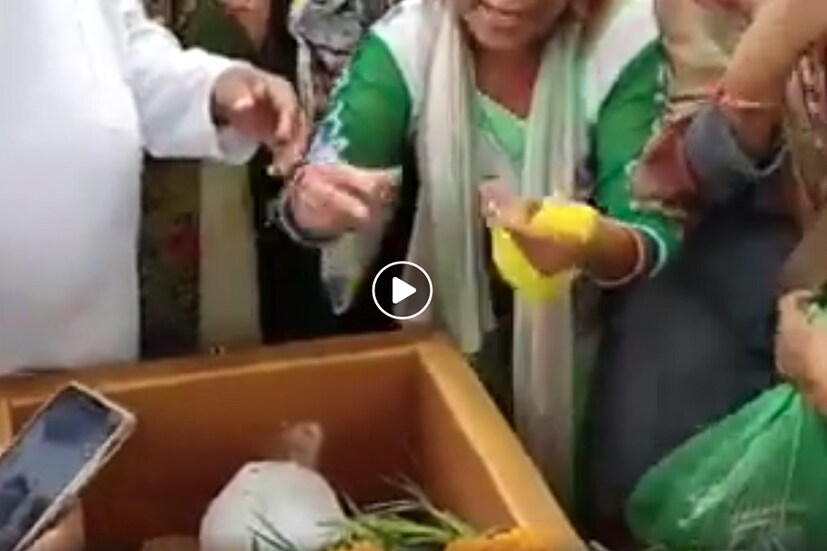 দেশের জন্য যিনি নিজের প্রাণ বিসর্জন দেন তিনিই প্রকৃত বীর, তিনিই প্রকৃত দেশপ্রমী ৷ আজ সীমান্তে দাঁড়িয়ে দেশের জওয়ানেরা প্রাণপাত করছেন বলেই আমাদের মত সাধারণ মানুষেরা নিশ্চিন্তে ঘুমাতে পারি ৷ ছবি সৌজন্যে ফেসবুক ৷