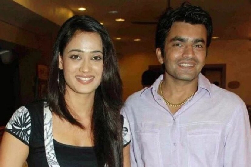 তিনি অভিযোগ করেছেন যে শ্বেতা যে সময় রিয়ালিটি শোয়ের শ্যুটিং-এ ব্যস্ত ছিলেন, সে সময় বাড়িতে পালকের খেয়াল রাখার থেকে আর শরীর খারাপভাবে ছুঁত অভিনব৷ 