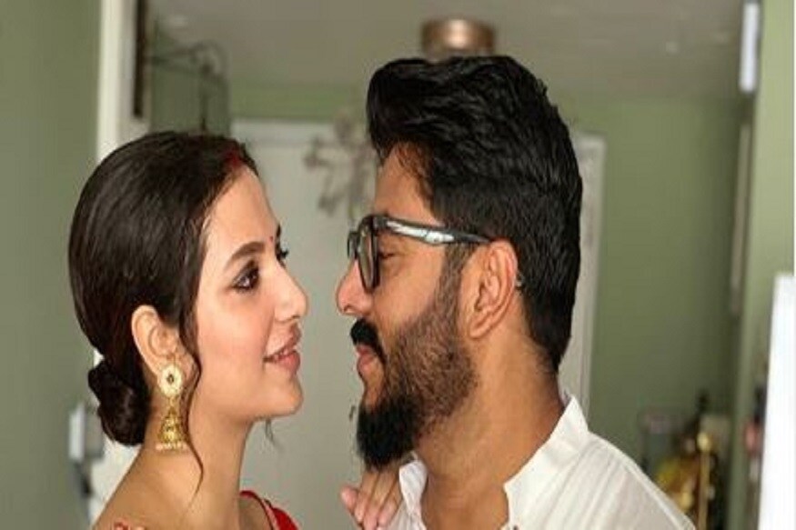 দেড়বছর প্রেমপর্ব সেরে, গতবছরই সাতপাকে বাঁধা পড়েছিলেন শুভশ্রী ও পরিচালক রাজ চক্রবর্তী। বিয়ের পর রাজ কাজে ফিরলেও, শুভশ্রী লম্বা বিরতিতে ছিলেন! অবশেষে, এববছরই রাজের ছবি পরিণীতা দিয়ে রূপোলী পর্দায় কামব্যাক করছেন সুন্দরী ৷ দেড়বছর প্রেমপর্ব সেরে, গতবছরই সাতপাকে বাঁধা পড়েছিলেন শুভশ্রী ও পরিচালক রাজ চক্রবর্তী। বিয়ের পর রাজ কাজে ফিরলেও, শুভশ্রী লম্বা বিরতিতে ছিলেন! অবশেষে, এববছরই রাজের ছবি পরিণীতা দিয়ে রূপোলী পর্দায় কামব্যাক করছেন সুন্দরী ৷