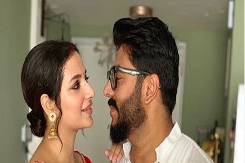 দেড়বছর প্রেমপর্ব সেরে, গতবছরই সাতপাকে বাঁধা পড়েছিলেন শুভশ্রী ও পরিচালক রাজ চক্রবর্তী। বিয়ের পর রাজ কাজে ফিরলেও, শুভশ্রী লম্বা বিরতিতে ছিলেন! অবশেষে, এব'বছরই রাজের ছবি পরিণীতা দিয়ে রূপোলী পর্দায় কামব্যাক করছেন সুন্দরী ৷