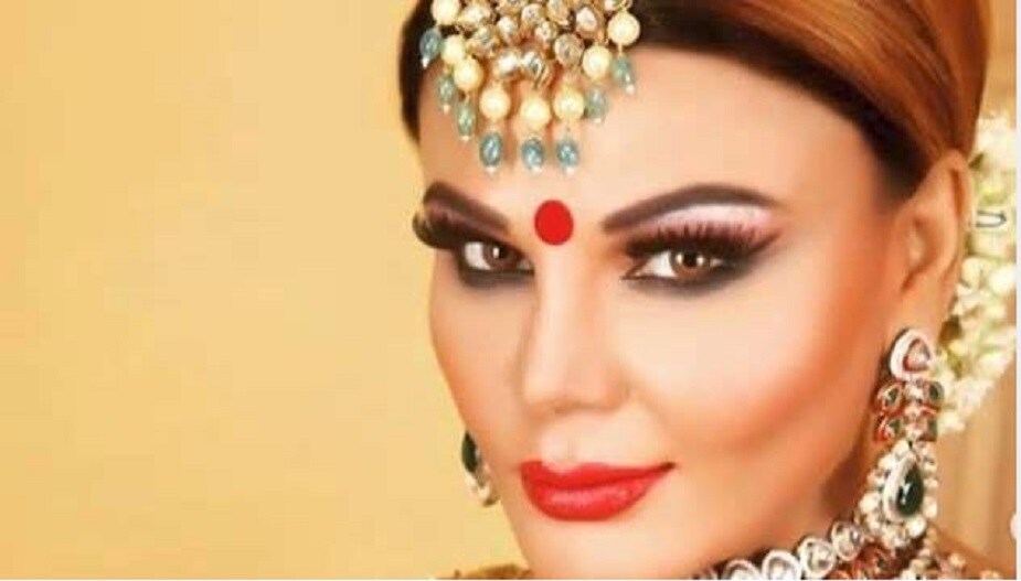 কিন্তু কেন ভয় পেয়েছিলেন রাখি ? রাখির উত্তর, ''রীতেশ মিডিয়ার বাড়াবাড়ি পছন্দ করেন না! সংবাদমাধ্যমের সামনে আসতে ও রাজি ছিল না! তাছাড়া বিয়ে তো দুটো পরিবারের মধ্যে হয়, সেখানে গোটা দুনিয়াকে ডাকার কী আছে ?'' কিন্তু কেন ভয় পেয়েছিলেন রাখি ? রাখির উত্তর, ''রীতেশ মিডিয়ার বাড়াবাড়ি পছন্দ করেন না! সংবাদমাধ্যমের সামনে আসতে ও রাজি ছিল না! তাছাড়া বিয়ে তো দুটো পরিবারের মধ্যে হয়, সেখানে গোটা দুনিয়াকে ডাকার কী আছে ?''