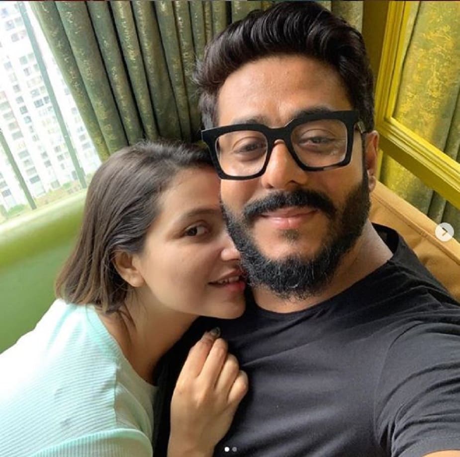 তবে, তন্বী তনয়ার ' সোলো' ছবির থেকে 'ডিম্যান্ড' বেশি শুভশ্রী-রাজ জুটির ছবির! আর মাঝেমধ্যেই ফ্যানেদের খুশ করতে কাপল ছবি পোস্ট করেন নায়িকা। তবে, তন্বী তনয়ার ' সোলো' ছবির থেকে 'ডিম্যান্ড' বেশি শুভশ্রী-রাজ জুটির ছবির! আর মাঝেমধ্যেই ফ্যানেদের খুশ করতে কাপল ছবি পোস্ট করেন নায়িকা।