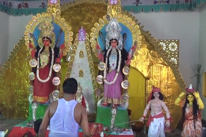 ♦ ৫১০ বছরের মনসা পুজো। বহু প্রাচীন এই পুজো নিয়ে মেতে ওঠে জলপাইগুড়ি জেলার মানুষ। পুজোর পাশাপাশি মেলা দেখতে বহু মানুষের ভিড় জমে বৈকুণ্ঠপুরে। এমনিতে মনসা দেবীর ভোগ বলতে সবাই জানে— দুধ আর কলা। ♦ ৫১০ বছরের মনসা পুজো। বহু প্রাচীন এই পুজো নিয়ে মেতে ওঠে জলপাইগুড়ি জেলার মানুষ। পুজোর পাশাপাশি মেলা দেখতে বহু মানুষের ভিড় জমে বৈকুণ্ঠপুরে। এমনিতে মনসা দেবীর ভোগ বলতে সবাই জানে— দুধ আর কলা।