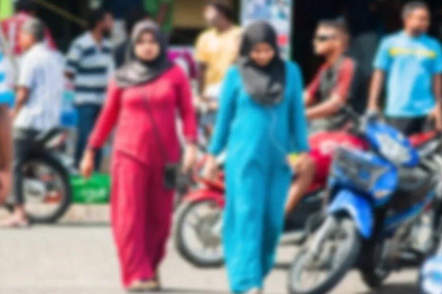 রাজস্থানের রাজধানী জয়পুরের কাছাকাছি জনমানব সম্পূর্ণ হীন এলাকায় বিগত কয়েকদিন ধরেই সক্রিয়া হয়েছে মহিলা গ্যাং ৷ ২ মহিলা মিলে একা পুরুষদের ফাঁসিয়ে বনে জঙ্গলে নিয়ে গিয়ে সব ছিনতাই করে নেয় তাদের থেকে ৷ এই মহিলারা যুবতীরা পুরুষদের বশ করে প্রচুর টাকা হাতিয়ে নিয়েছে ৷ ঘটনাটি জয়পুরের পুলিশের গোচরে এসেছে ৷ এই ২ যুবতীর সঙ্গে এক যুবককে গ্রেফতার করেছে ৷ রাজস্থানের রাজধানী জয়পুরের কাছাকাছি জনমানব সম্পূর্ণ হীন এলাকায় বিগত কয়েকদিন ধরেই সক্রিয়া হয়েছে মহিলা গ্যাং ৷ ২ মহিলা মিলে একা পুরুষদের ফাঁসিয়ে বনে জঙ্গলে নিয়ে গিয়ে সব ছিনতাই করে নেয় তাদের থেকে ৷ এই মহিলারা যুবতীরা পুরুষদের বশ করে প্রচুর টাকা হাতিয়ে নিয়েছে ৷ ঘটনাটি জয়পুরের পুলিশের গোচরে এসেছে ৷ এই ২ যুবতীর সঙ্গে এক যুবককে গ্রেফতার করেছে ৷