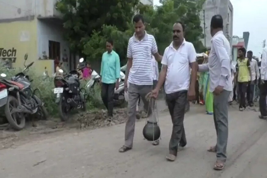 সূত্রের খবর ঘটনাটি ঘটেছে মহারাষ্ট্রের বিডেতে ৷ মৃতা শাশুড়ির বয়স ৮৩ বছর ৷ সোমবার হঠাৎ তিনি মৃত হয়েছে ৷ এরপরেই এমন হৃদয় ছুঁয়ে যাওয়ার মত ঘটনা প্রকাশ্যে এসেছে ৷ সংগৃহীত ছবি ৷ সূত্রের খবর ঘটনাটি ঘটেছে মহারাষ্ট্রের বিডেতে ৷ মৃতা শাশুড়ির বয়স ৮৩ বছর ৷ সোমবার হঠাৎ তিনি মৃত হয়েছে ৷ এরপরেই এমন হৃদয় ছুঁয়ে যাওয়ার মত ঘটনা প্রকাশ্যে এসেছে ৷ সংগৃহীত ছবি ৷