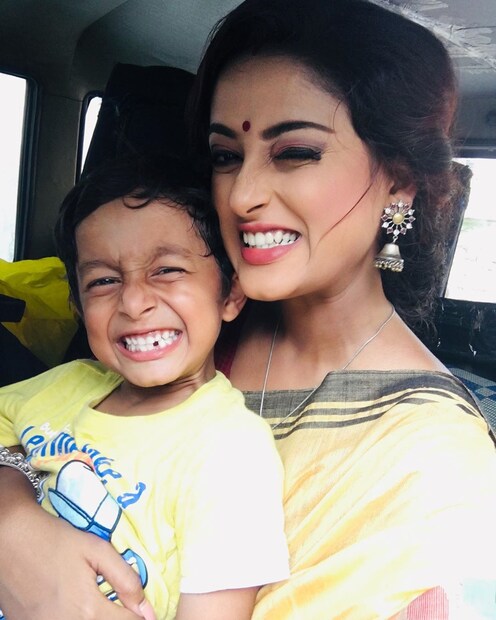 • নিশ্চয়ই বুঝতে পারছেন জি বাংলার জনপ্রিয় ধারাবাহিক ‘জয়ী’র কথাই হচ্ছে ৷ ‘জয়ী’তে নাম ভূমিকায় দেখা যায় নায়িকা দেবাদৃতা বসুকে ৷ ছবি: ইনস্টাগ্রাম ৷