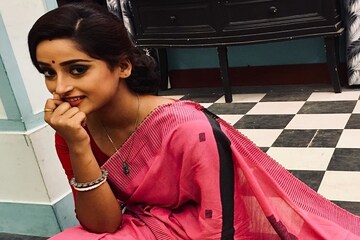 দুর্গারূপে দেখা দেবেন ‘জয়ী’, দেখে নিন নায়িকার ফার্স্ট লুক দুর্গারূপে দেখা দেবেন ‘জয়ী’, দেখে নিন নায়িকার ফার্স্ট লুক