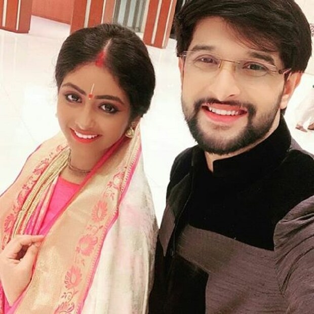 এছাড়াও এই সিরিয়ালের ঝুলিতে রয়েছে বেস্ট স্ক্রিন প্লে অ্যাওয়ার্ডও। পুরষ্কারটি পেয়েছেন সুশান্ত দাস ও নন্দলাল মজুমদার এক সঙ্গে। photo source collected