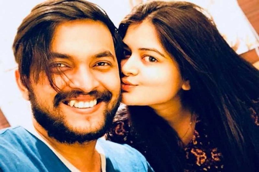 মধুমিতা সরকার এবং সৌরভ চক্রবর্তী, বাংলা টেলিভিশন জগতের দুই তারকা ৷ তাঁদের আট বছরের বিবাহ জীবনের অবশেষে ইতি ঘটতে চলেছে ৷ এমনটাই এখন জোর গুঞ্জন টেলিপাড়ায় ৷ মধুমিতা সরকার এবং সৌরভ চক্রবর্তী, বাংলা টেলিভিশন জগতের দুই তারকা ৷ তাঁদের আট বছরের বিবাহ জীবনের অবশেষে ইতি ঘটতে চলেছে ৷ এমনটাই এখন জোর গুঞ্জন টেলিপাড়ায় ৷