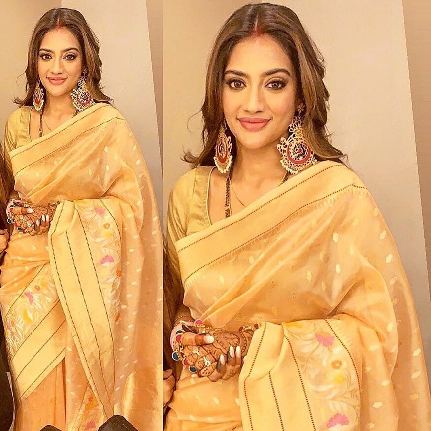 বিয়েতে শাঁখা-সিঁদুর পরেছিলেন৷ সঙ্গে ছিল চূড়াও৷ সেই বেশে সাংসদে উপস্থিত হয়ে বিতর্কের মুখে পড়েছিলেন বাঙালি অভিনেত্রী৷ Photo Courtesy: Instagram বিয়েতে শাঁখা-সিঁদুর পরেছিলেন৷ সঙ্গে ছিল চূড়াও৷ সেই বেশে সাংসদে উপস্থিত হয়ে বিতর্কের মুখে পড়েছিলেন বাঙালি অভিনেত্রী৷ Photo Courtesy: Instagram