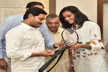 সোনার মেয়ে সিন্ধুকে সম্বর্ধনা দিলেন অন্ধ্রপ্রদেশের মুখ্যমন্ত্রী জগমোহন রেড্ডি সোনার মেয়ে সিন্ধুকে সম্বর্ধনা দিলেন অন্ধ্রপ্রদেশের মুখ্যমন্ত্রী জগমোহন রেড্ডি