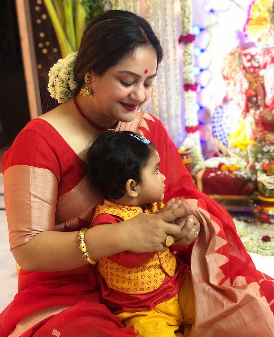 বাড়ি সব উৎসব উদযাপন হয়৷ চট্টোপাধ্যায় বাড়ির দুর্গাপুজোর তো বিশেষ নাম রয়েছে৷ দুর্গাপুজোর কিছুটা সময় বাকি৷ কিন্তু গণেশপুজো দিয়েই শুরু হল উদযাপন৷ এটাই আদিদেবের প্রথম পুজোর পাঠ৷ সাজও হয়েছে মানিয়ে৷ মায়ের কোলে চুপটি করে বসে পুজোর আনন্দ নিচ্ছে সে৷ Photo Cpurtesy: Instagram বাড়ি সব উৎসব উদযাপন হয়৷ চট্টোপাধ্যায় বাড়ির দুর্গাপুজোর তো বিশেষ নাম রয়েছে৷ দুর্গাপুজোর কিছুটা সময় বাকি৷ কিন্তু গণেশপুজো দিয়েই শুরু হল উদযাপন৷ এটাই আদিদেবের প্রথম পুজোর পাঠ৷ সাজও হয়েছে মানিয়ে৷ মায়ের কোলে চুপটি করে বসে পুজোর আনন্দ নিচ্ছে সে৷ Photo Cpurtesy: Instagram