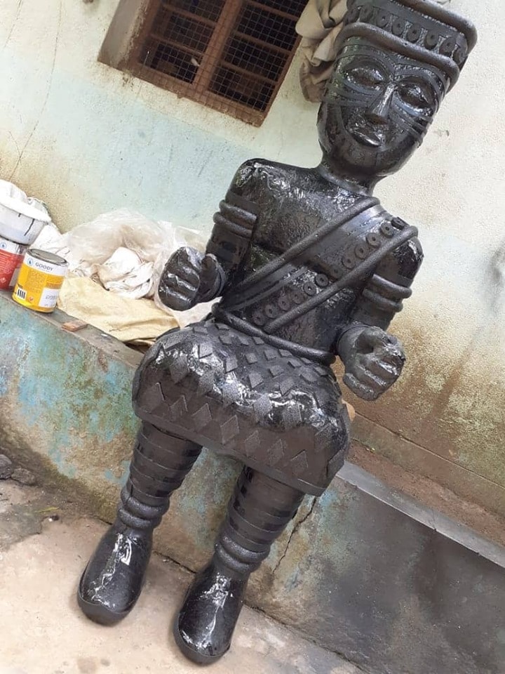 সমাজে কালো রং-কে অনেকেই কম গুরুত্ব দেন, এই রংয়ের ব্যবহারও তাচ্ছিল্যের বিষয় হয় ৷ অনেকেই এই রংকে অশুভ বলে ৷ অথচ এই কালো রঙকে ব্যবহার করে কত সুন্দরভাবে কোনও কিছু সাজানো সম্ভব, সেটাই বিবেকানন্দ পল্লির পুজোয় তুলে ধরা হয়েছে ৷ সমাজে কালো রং-কে অনেকেই কম গুরুত্ব দেন, এই রংয়ের ব্যবহারও তাচ্ছিল্যের বিষয় হয় ৷ অনেকেই এই রংকে অশুভ বলে ৷ অথচ এই কালো রঙকে ব্যবহার করে কত সুন্দরভাবে কোনও কিছু সাজানো সম্ভব, সেটাই বিবেকানন্দ পল্লির পুজোয় তুলে ধরা হয়েছে ৷