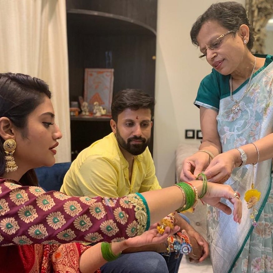 স্বামীকে নিয়ে তিনি গিয়েছিলেন রথের দড়ি টানতে৷ এরপর রাখি বন্ধনেও পরিবারের রীতি মেনে তাঁর হাতে রাখি পরিয়েছিলেন শাশুড়ি৷ Photo Courtesy: Instagram স্বামীকে নিয়ে তিনি গিয়েছিলেন রথের দড়ি টানতে৷ এরপর রাখি বন্ধনেও পরিবারের রীতি মেনে তাঁর হাতে রাখি পরিয়েছিলেন শাশুড়ি৷ Photo Courtesy: Instagram