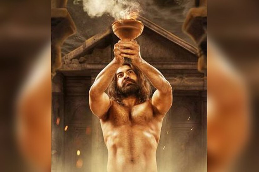 মা দুর্গার সঙ্গে তাঁর লড়াই৷ অসুরের ভূমিকায় অভিনেতা জিৎ৷ একেবারে সেভাবেই নিজেকে তৈরি করেছেন তিনি৷ এমন পেশিবহুল জিতকে কোনওদিন কখনই দেখেননি ভক্তরা৷ নিজেকে সেভাবেই গড়েছেন অভিনেতা৷ Photo Courtesy: Facebook 