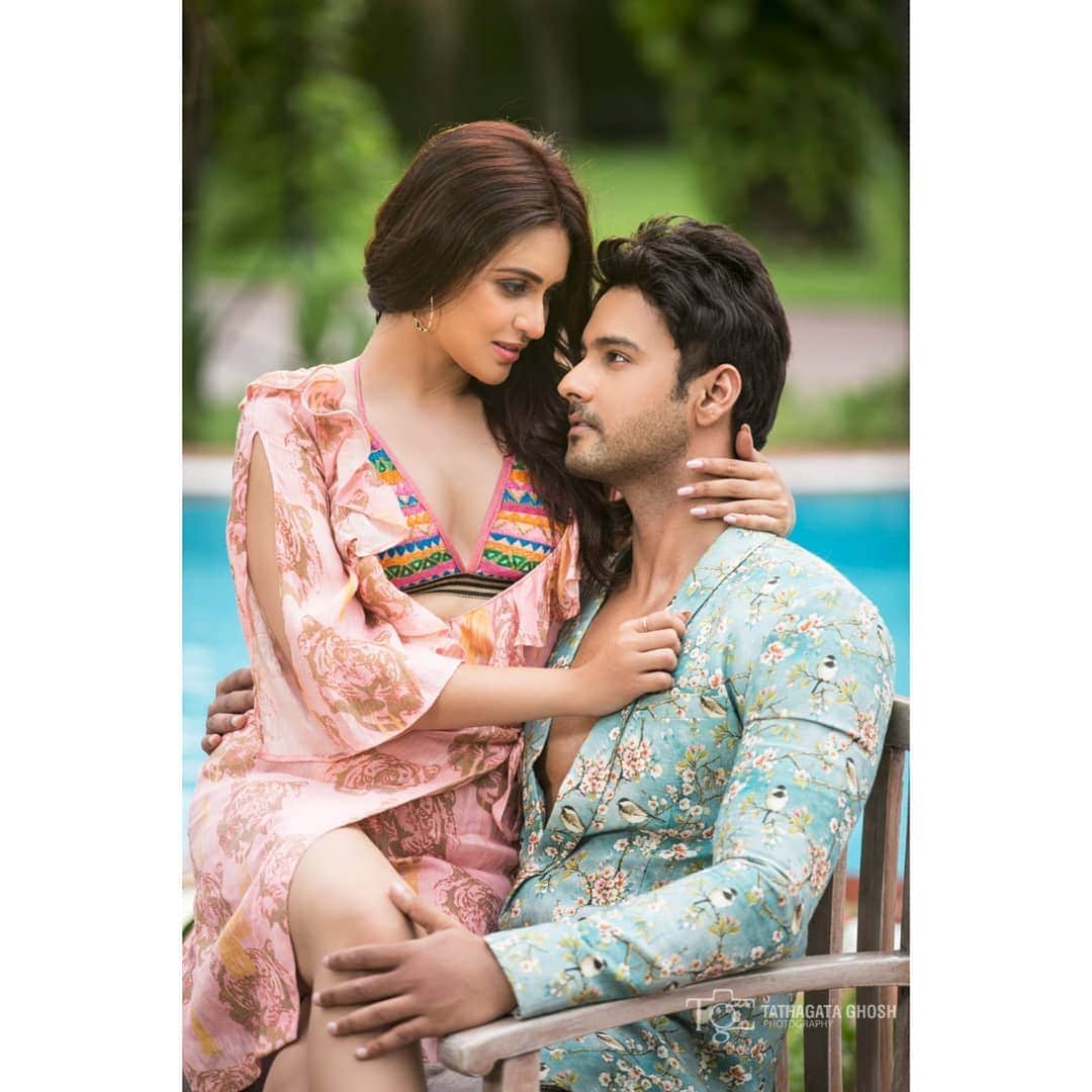 • পর্দায় যশের নাম অর্জুন আর প্রিয়াঙ্কার চরিত্রের নাম হিয়া। ছবির গল্প লিখেছেন শ্বেতা ভরদ্বাজ ও মনীশ শর্মা। মিউজিকের ভাঁড়ার সামলাচ্ছেন জিৎ গঙ্গোপাধ্যায় ৷ ছবি: ইনস্টাগ্রাম ৷ • পর্দায় যশের নাম অর্জুন আর প্রিয়াঙ্কার চরিত্রের নাম হিয়া। ছবির গল্প লিখেছেন শ্বেতা ভরদ্বাজ ও মনীশ শর্মা। মিউজিকের ভাঁড়ার সামলাচ্ছেন জিৎ গঙ্গোপাধ্যায় ৷ ছবি: ইনস্টাগ্রাম ৷