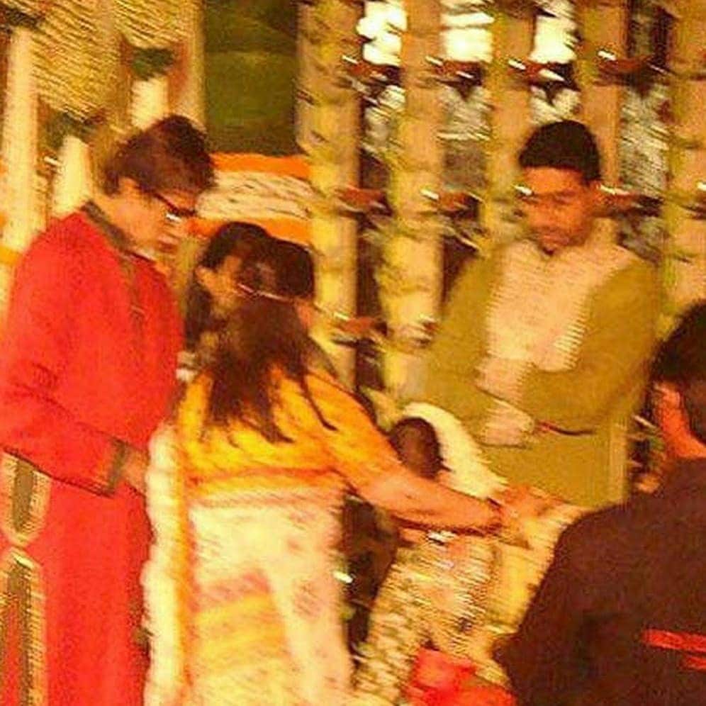 • ছবিতে দেখা যায় ঐশ্বর্যের মা বৃন্দা রাইকেও ৷ কমলা রঙের শাড়ি পরেছিলেন তিনি ৷ অমিতাভ বচ্চনকেও দেখা যায় লাল কুর্তায় ৷ ছবি: ইনস্টাগ্রাম ৷ • ছবিতে দেখা যায় ঐশ্বর্যের মা বৃন্দা রাইকেও ৷ কমলা রঙের শাড়ি পরেছিলেন তিনি ৷ অমিতাভ বচ্চনকেও দেখা যায় লাল কুর্তায় ৷ ছবি: ইনস্টাগ্রাম ৷