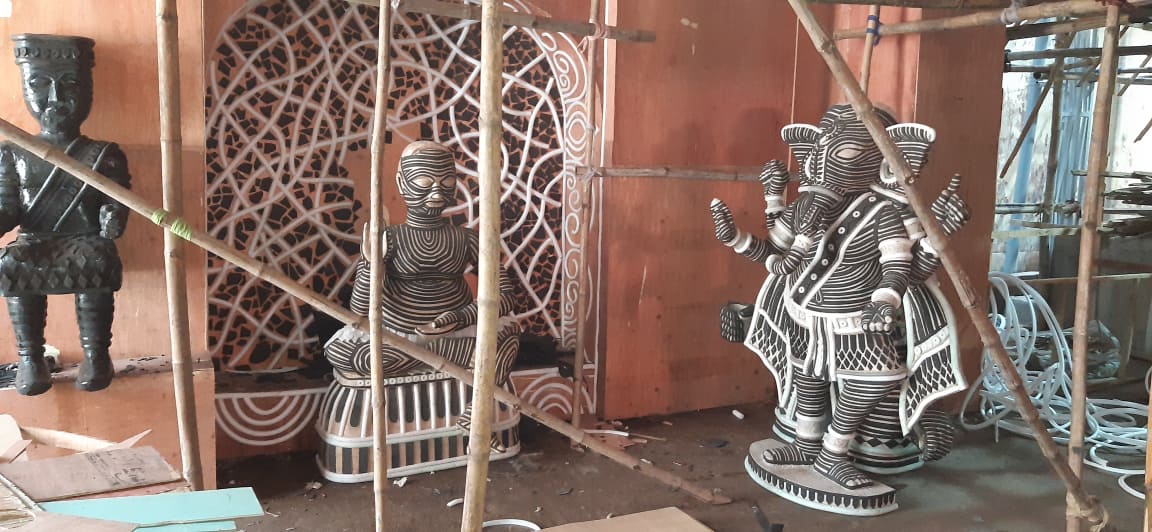মণ্ডপের সঙ্গে সামঞ্জস্য রেখেই দুর্গা প্রতিমা তৈরি করা হয়েছে ৷ মায়ের পরণের শাড়ি থেকে শুরু করে গয়না, সবই মাটির তৈরি করা হয়েছে ৷ মণ্ডপের সঙ্গে সামঞ্জস্য রেখেই দুর্গা প্রতিমা তৈরি করা হয়েছে ৷ মায়ের পরণের শাড়ি থেকে শুরু করে গয়না, সবই মাটির তৈরি করা হয়েছে ৷