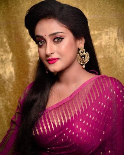 • বৈশাখে আসেন দেবী গন্ধেশ্বরী, জৈষ্ঠ্যে আসেন ফলহারিণী, আষাঢ়ে দেবী কামাক্ষা, শ্রাবণে শাকম্ভরী, ভাদ্রে দেবী পার্বতী, আশ্বিনে আসেন দেবী দুর্গা ৷ ছবি: ইনস্টাগ্রাম ৷