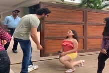 কার্তিকের বাড়ির সামনে ১৫ দিন ধরে ধর্ণায় ছিলেন এই মেয়ে ! দিলেন বিয়ের প্রস্তাব কার্তিকের বাড়ির সামনে ১৫ দিন ধরে ধর্ণায় ছিলেন এই মেয়ে ! দিলেন বিয়ের প্রস্তাব